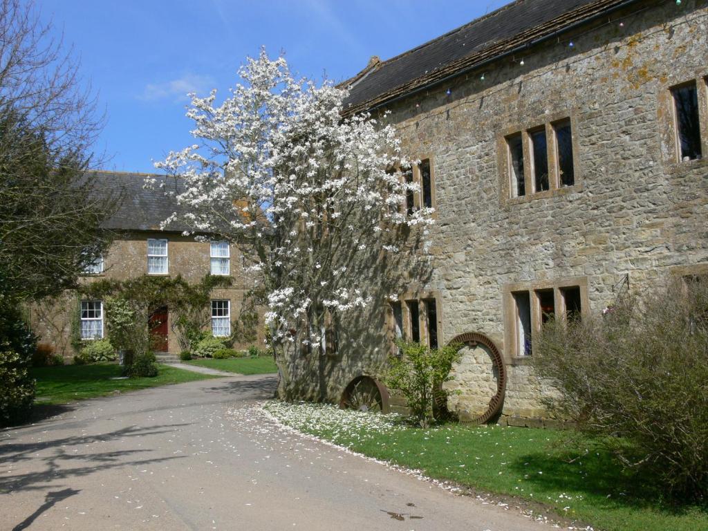 Отель Haselbury Mill Крюкерн Экстерьер фото